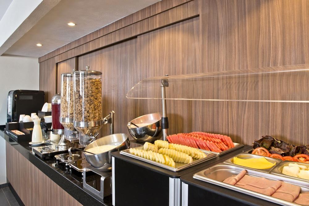 Hotel Express By Marriott Aeropuerto Santiago