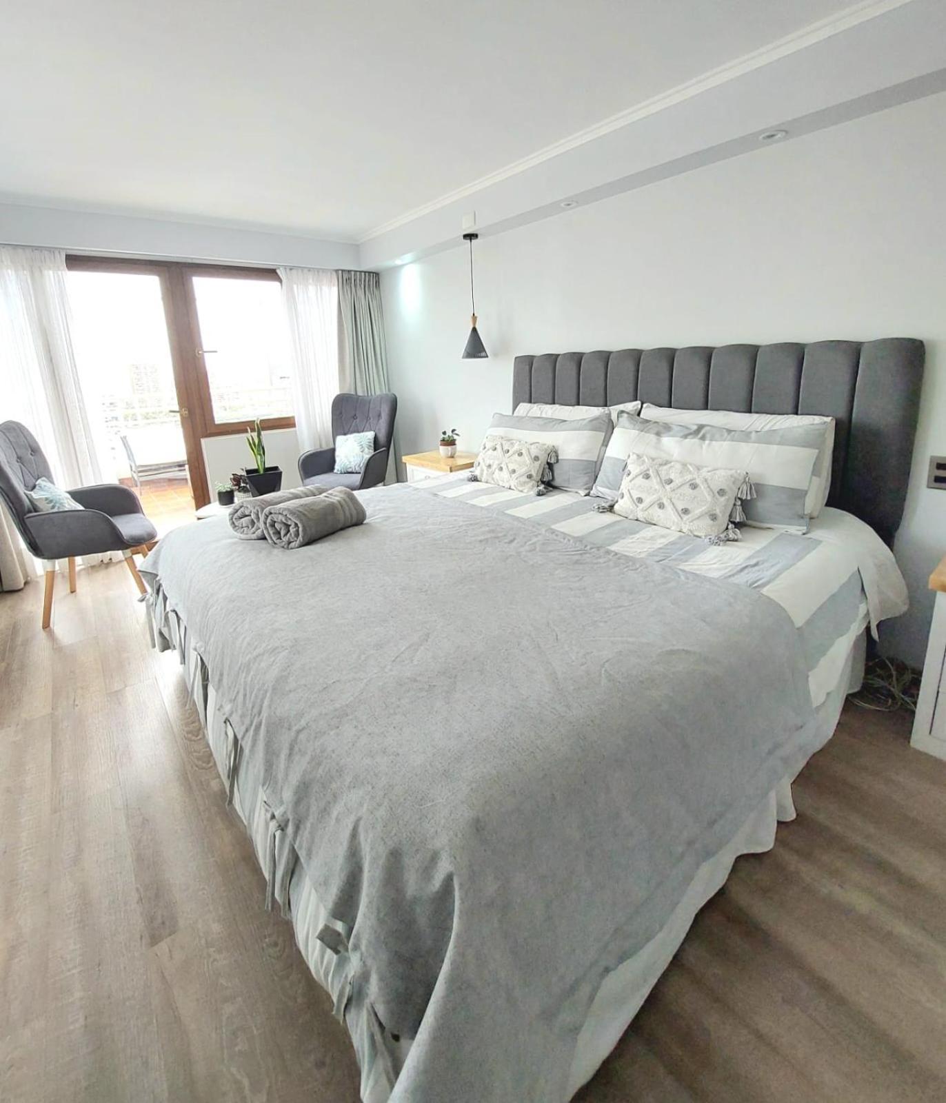 Hermoso Depto En Condes Parque Arauco, 10 Personas Apartamento