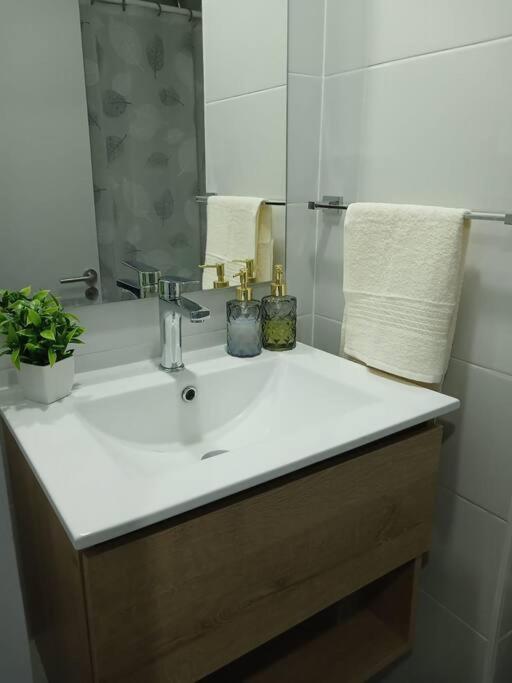 Centro Cama King Y Aire Acondicionado