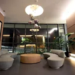 Departamento de lujo en suite, en el piso 38, Las Condes, costado de parques y malls