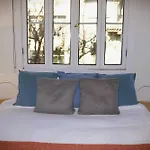 Hom I Amplio Y Luminoso Departamento En Barrio Lastarria