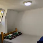 Backpackers House - Near The Airport