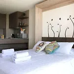 Charming Studio - w/Mountain View, Pool,&Gym