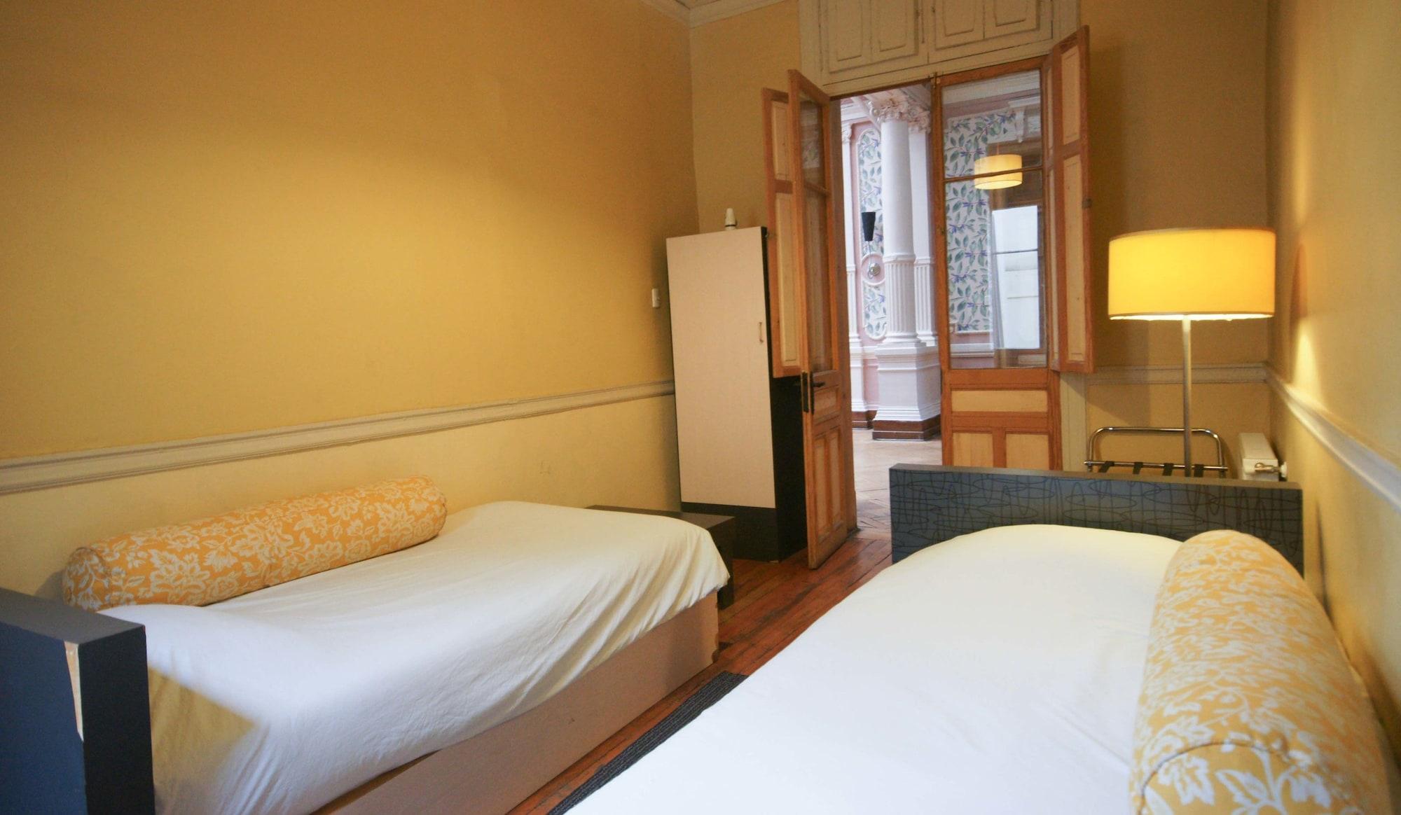 Happy House Hostal *