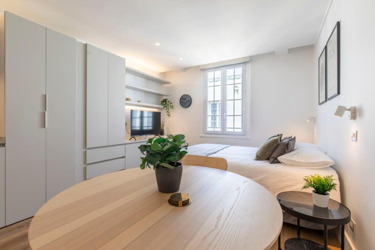 Hom I A Estrenar En Edif Cultural De Apartamento