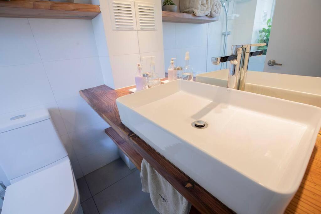 Elegancia En El Golf: Metro, Terraza Espaciosa Apartamento