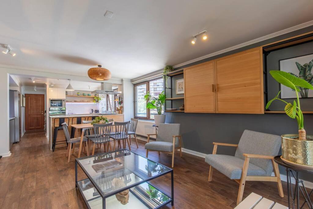 Apartamento Elegancia En El Golf: Metro, Terraza Espaciosa Santiago de Chile