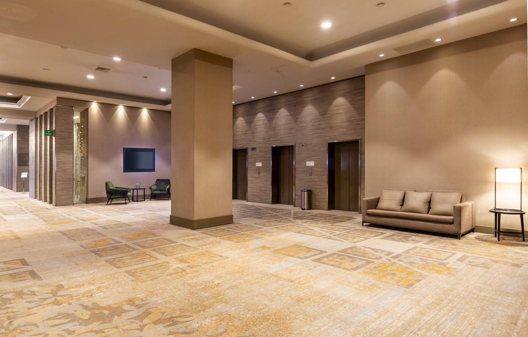 Crowne Plaza Hotel 5*