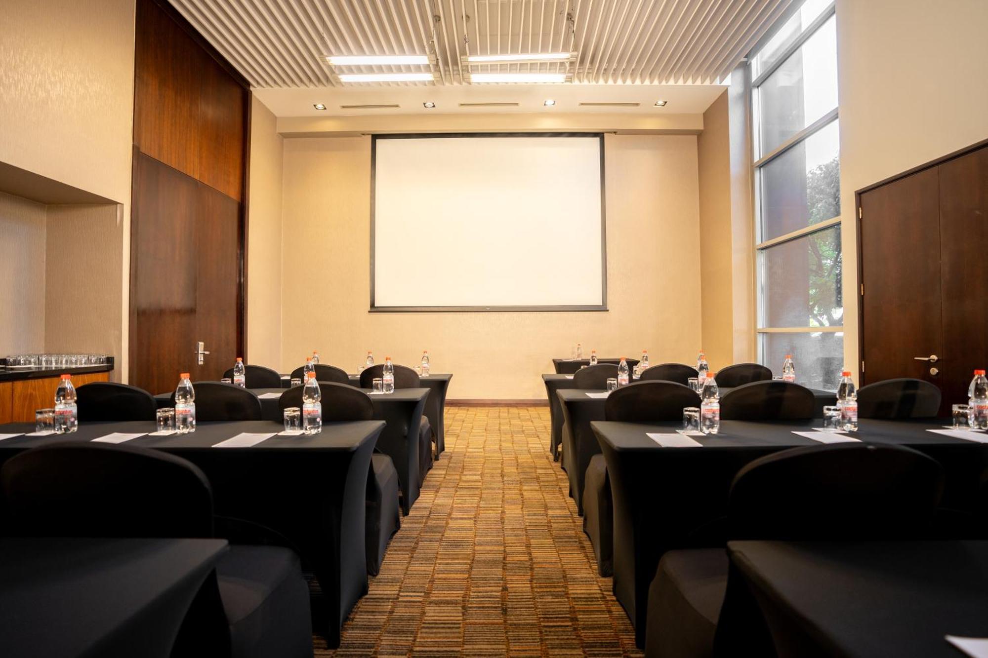 Hilton Garden Airport 3*