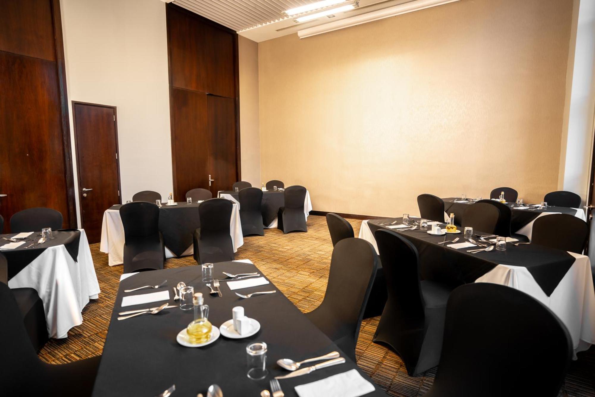 Hilton Garden Airport 3* Santiago