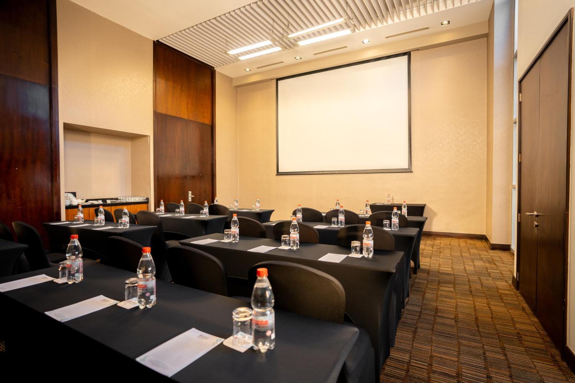 Hilton Garden Airport Hotel 3*