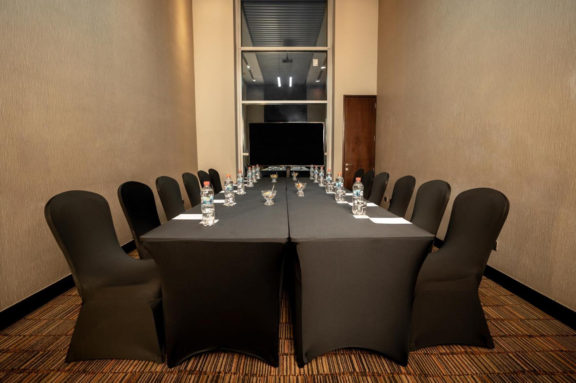 Hilton Garden Airport Hotel 3*