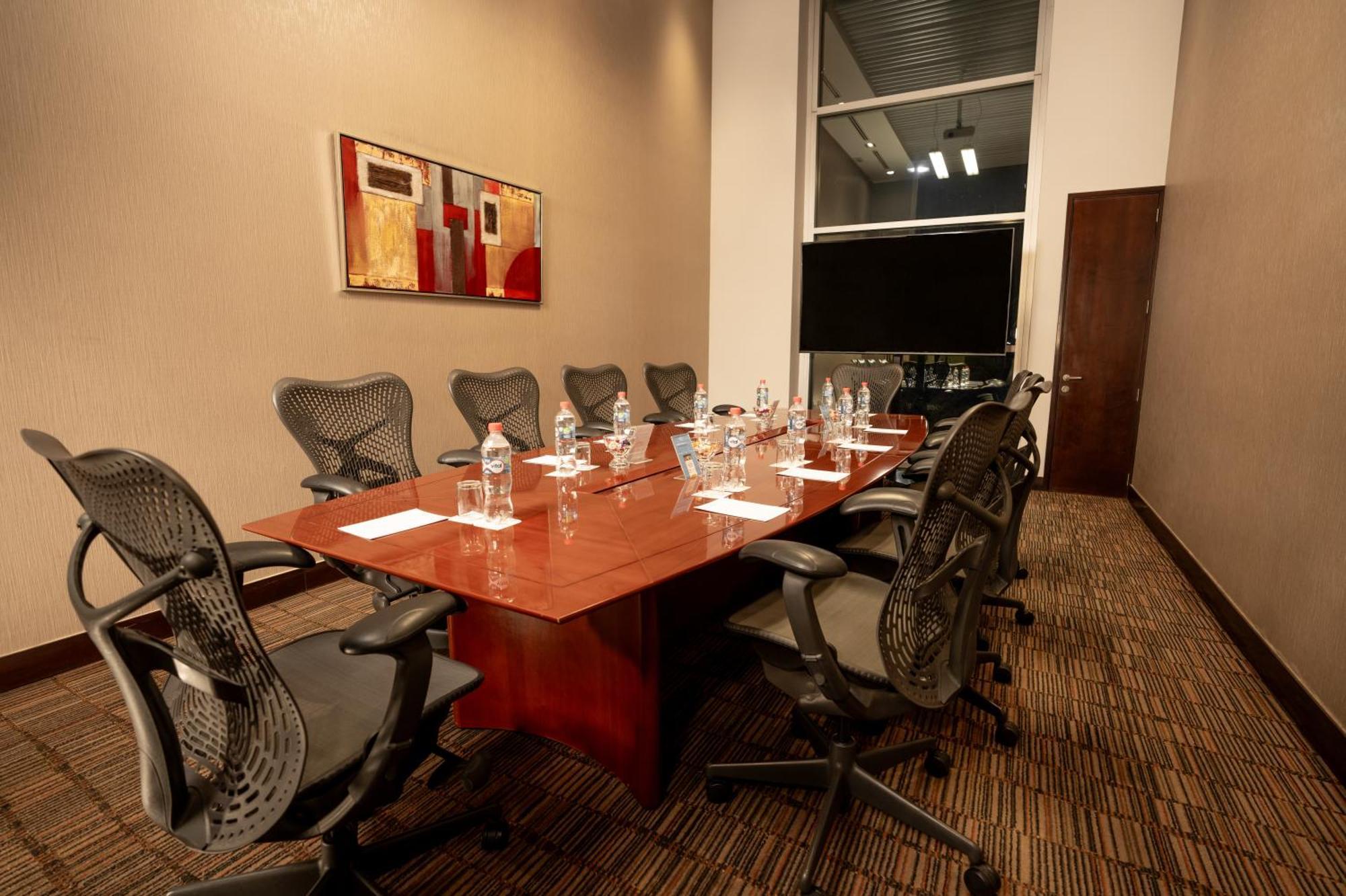Hilton Garden Airport Hotel 3*