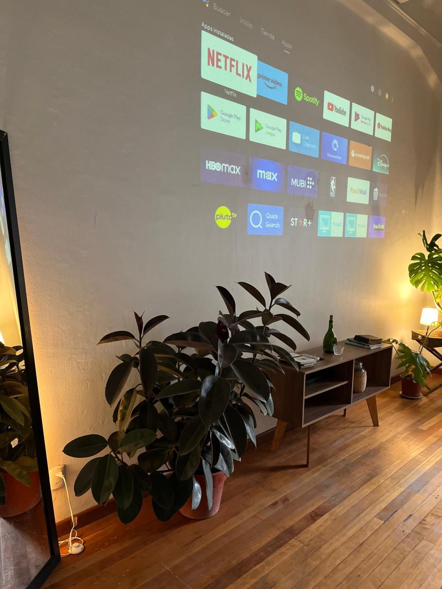 Comodo Estudio Con Proyector De Cine En Centro De Apartamento *