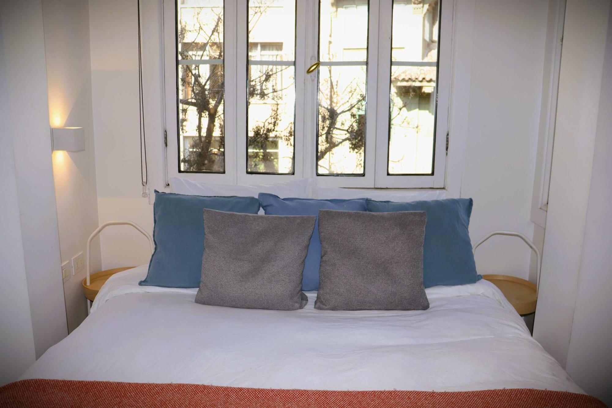 Hom I Amplio Y Luminoso Departamento En Barrio Lastarria