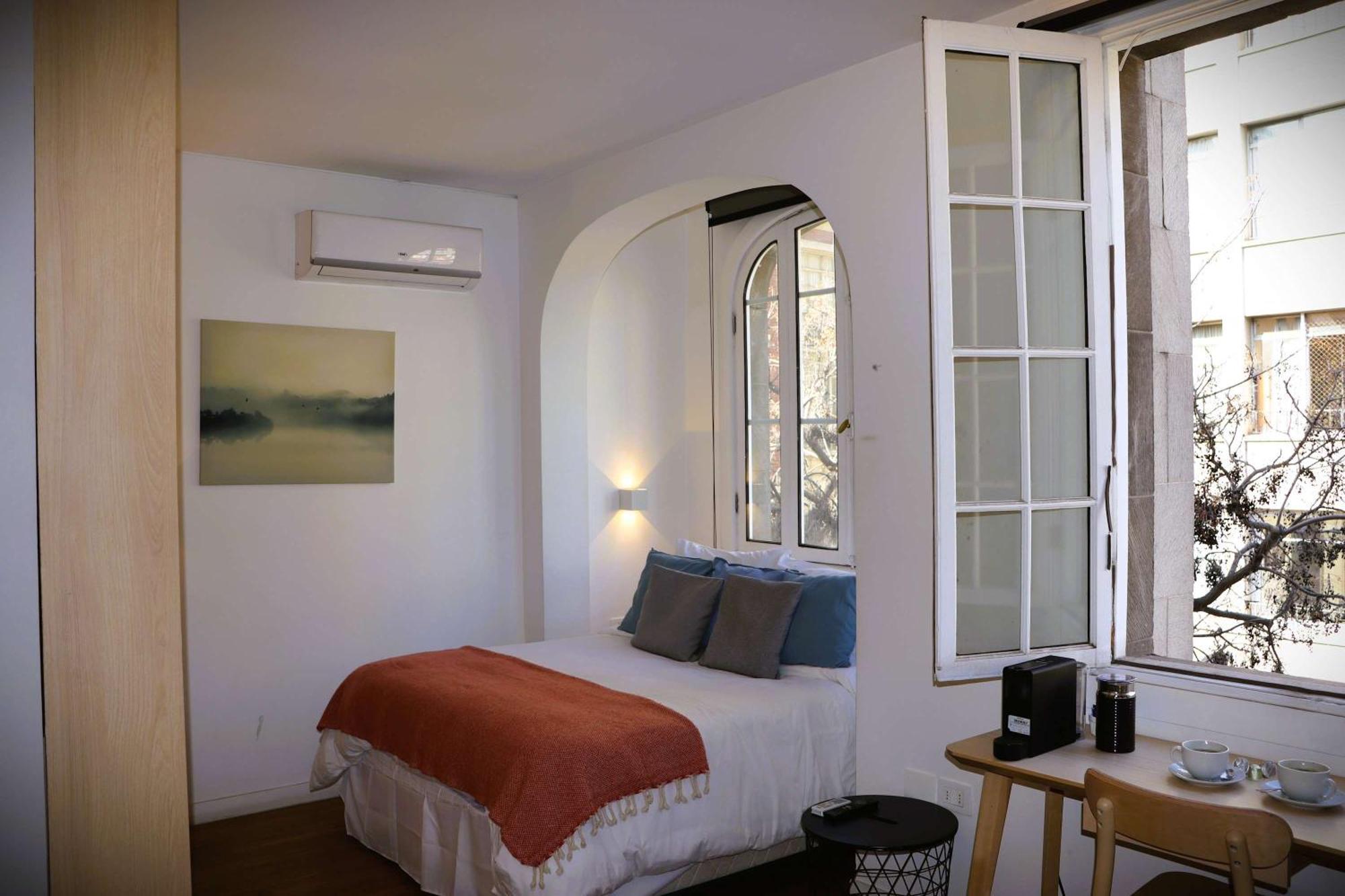Hom I Amplio Y Luminoso Departamento En Barrio Lastarria *