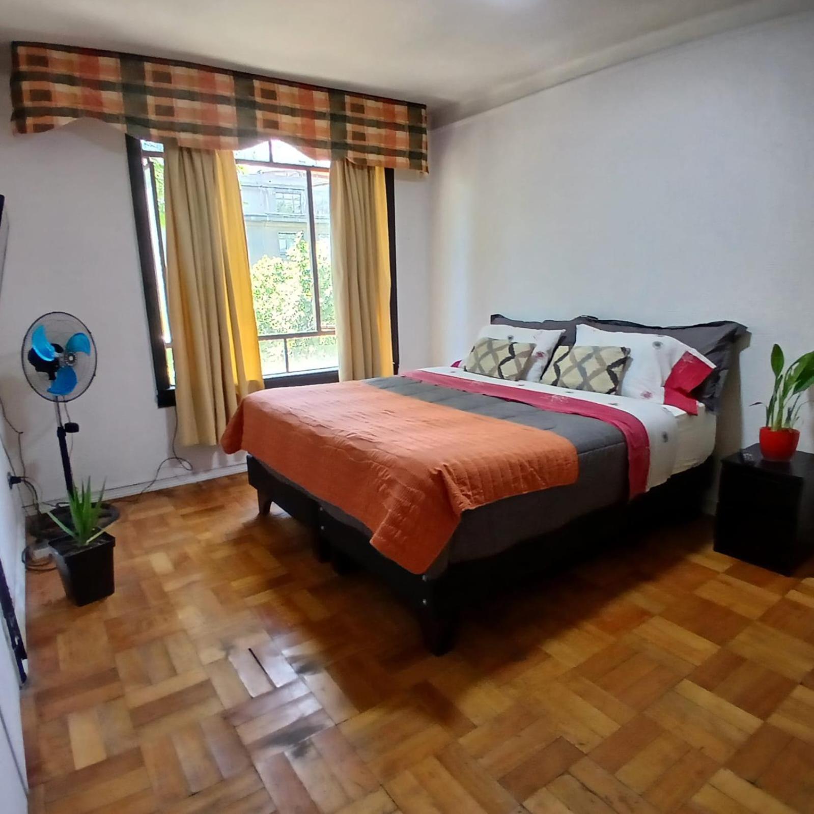 Habitacion En Dpto Paseo Bulnes Hospedagem domiciliar Santiago