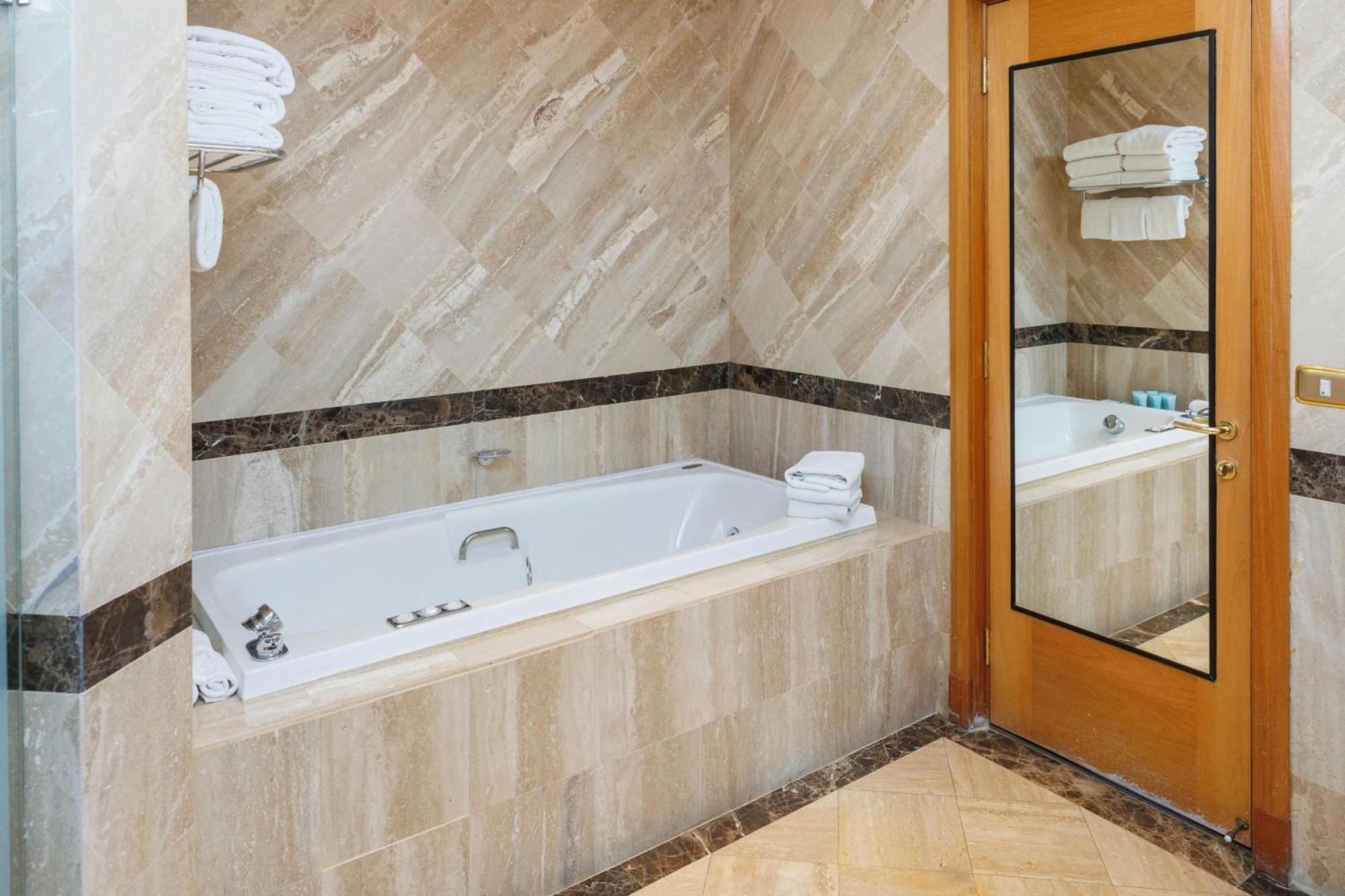 Crowne Plaza Hotel 5*