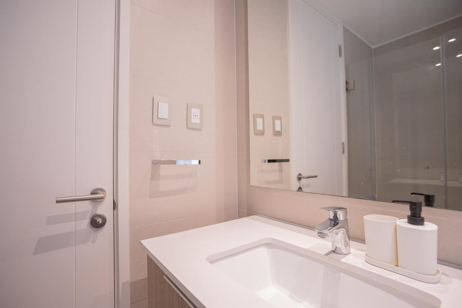 Total Comfort Steps From Parque Araucano Apartment *