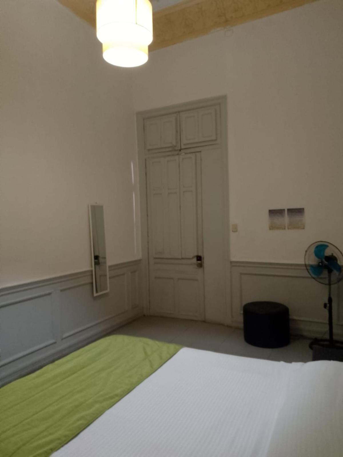 Happy House Hostal *