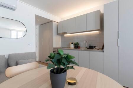 Hom I Moderno Estudio Junto Al Metro Republica