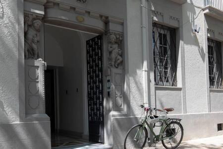 Hom I Moderno Estudio Junto Al Metro Republica