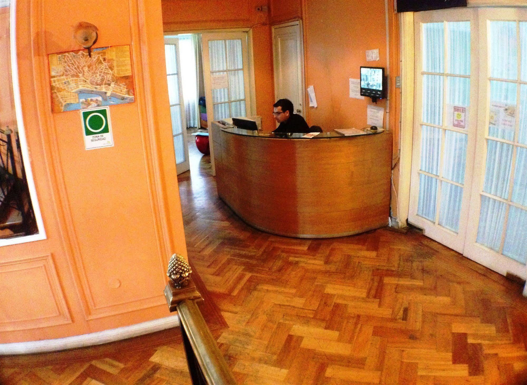 Salvador & Cafe Hostal *
