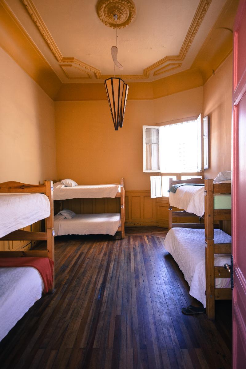 Happy House Hostal *