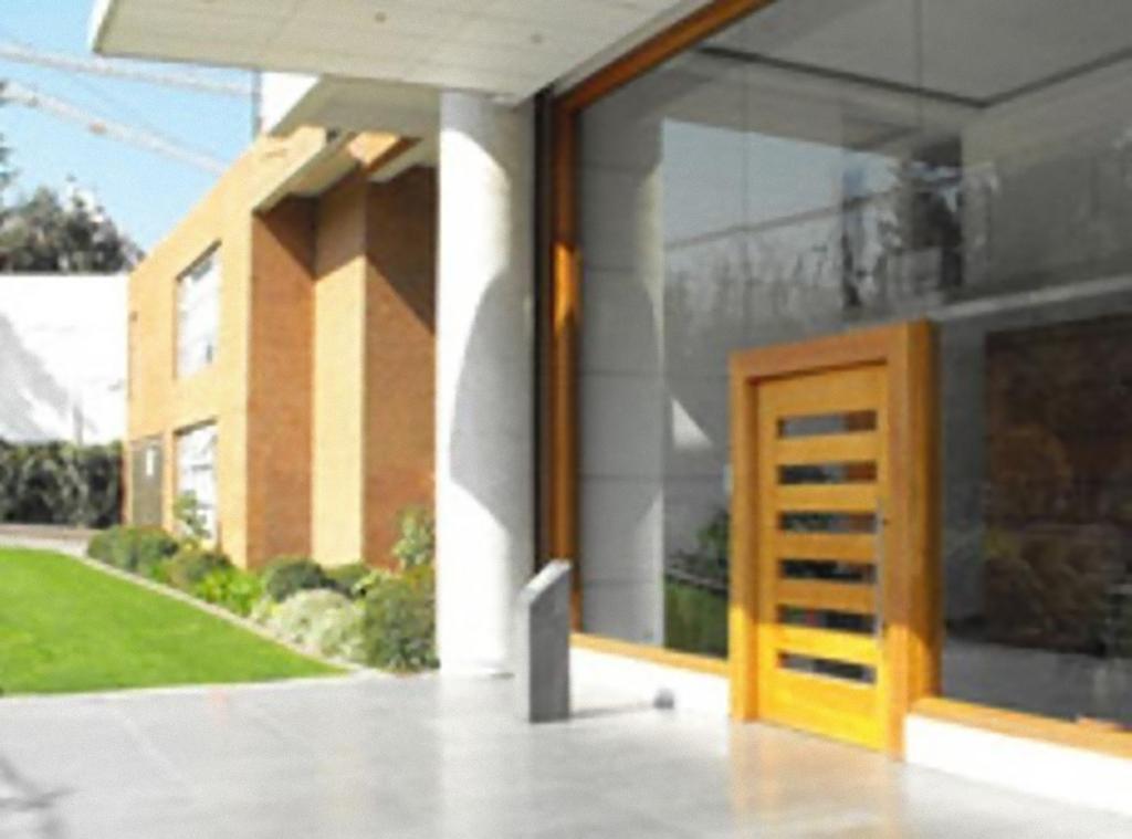 Intersuites Hotel 4*