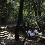 Casa De Piedra Entre Bosque Y Rio