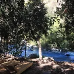 Casa De Piedra Entre Bosque Y Rio