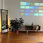Comodo Estudio Con Proyector De Cine En Centro De Santiago