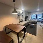80 Metros , Costado Clinica Las Condes ,Hasta 5 Personasn