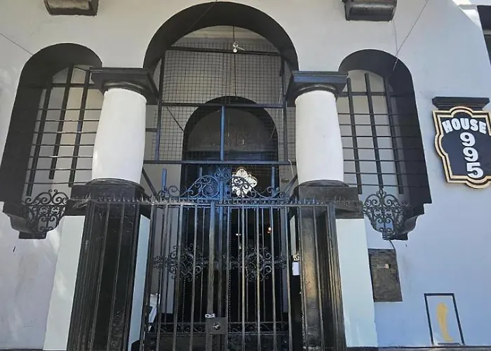 Hostal House 995