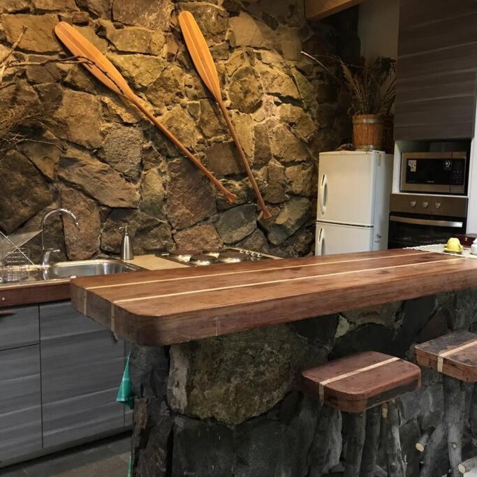Casa De Piedra Entre Bosque Y Rio