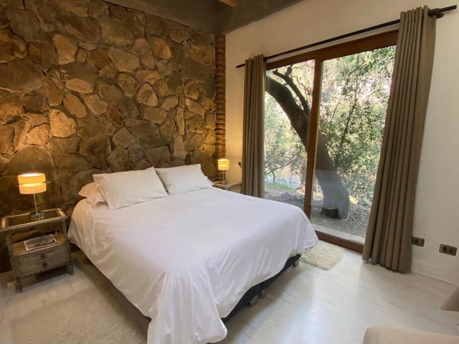 Casa De Piedra Entre Bosque Y Rio