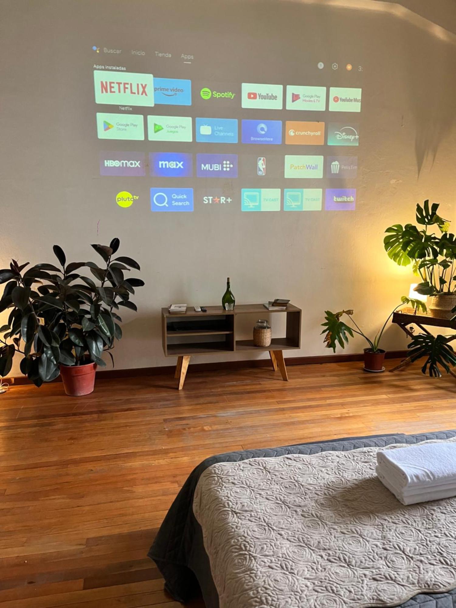 Comodo Estudio Con Proyector De Cine En Centro De Apartment *