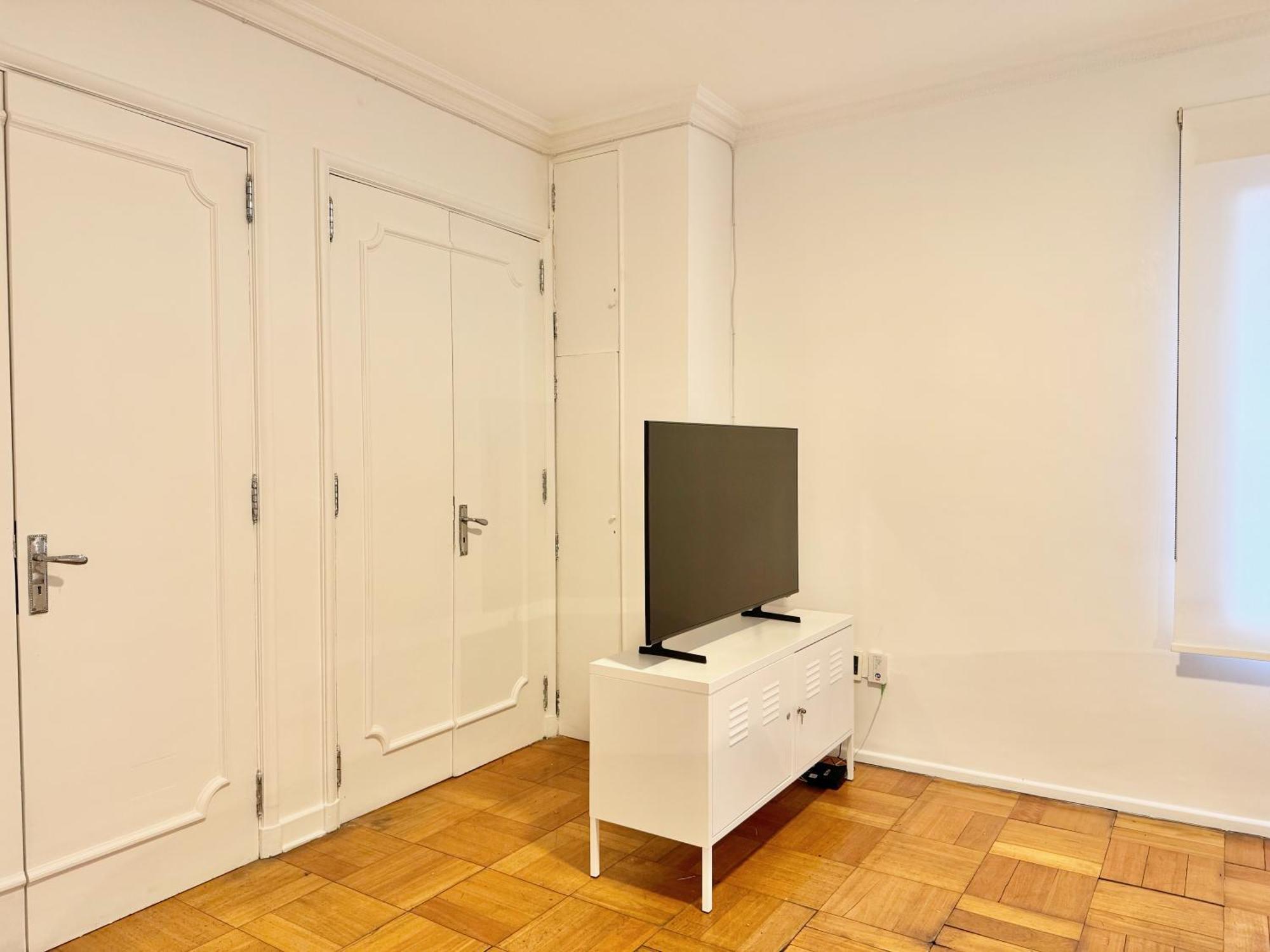 Spacious And Elegant Neoclassical Style Apartamento