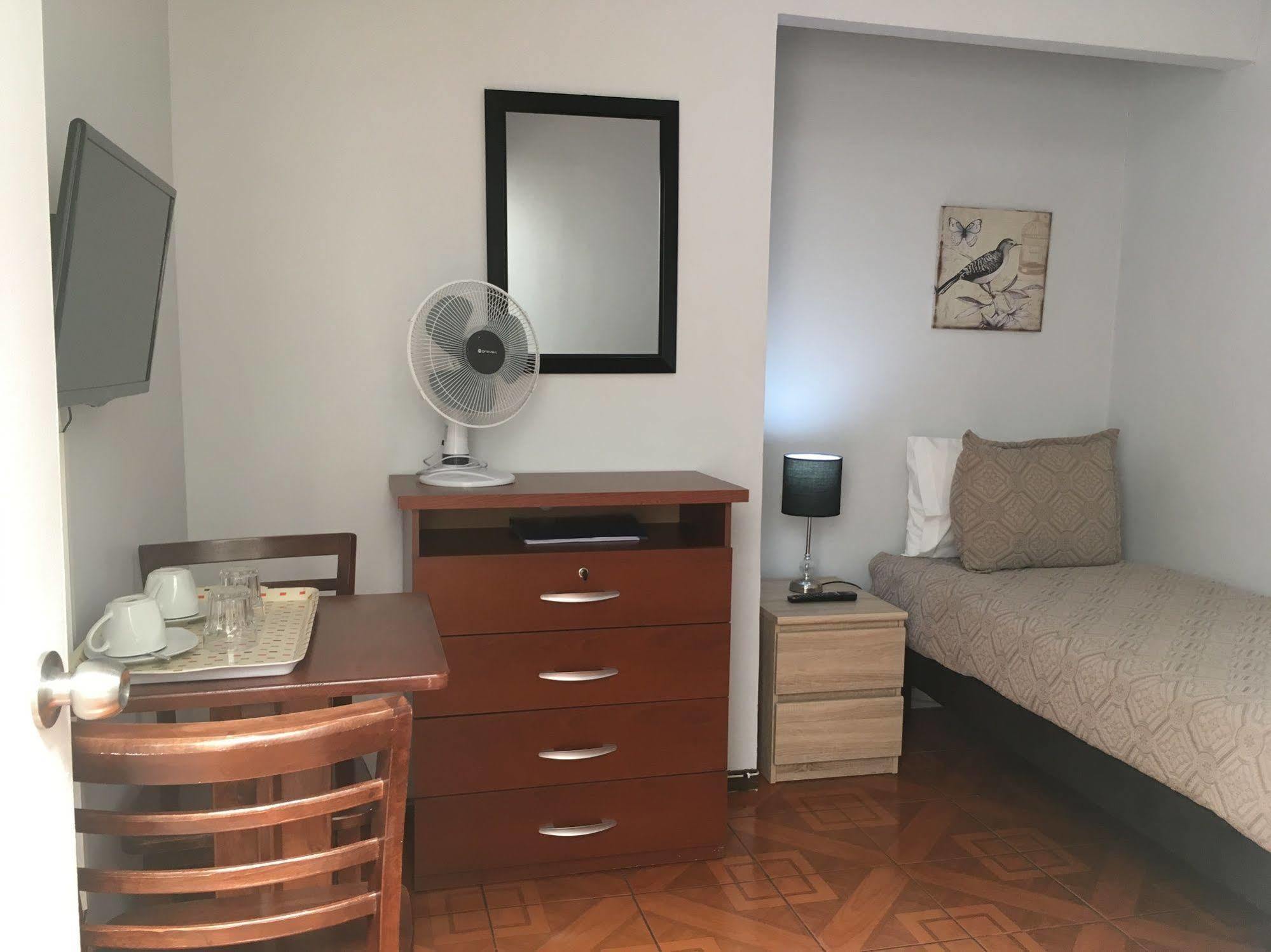 Hotel Residencial Universitaria 2*